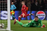 PSG-Liverpool (0-1) : l’humoriste John Sulo a reçu en cadeau les chaussures de Harvey Elliott