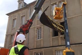 Insolite ! Un bateau exfiltré du musée de la Tapisserie de Bayeux par une fenêtre
