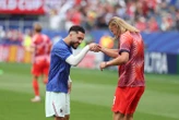 Norvège-France : la belle étreinte entre Rayan Cherki et Erling Haaland avant le 3e match des Bleus à la Coupe du monde