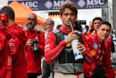 Formule 1 : quand un commissaire de piste propose à boire à Charles Leclerc juste après son abandon au GP du Brésil