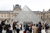 « La France sous le choc », « gros coup », vol « effronté »… Après son cambriolage, le Louvre à la une des médias étrangers
