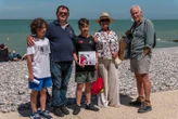 « Les enfants sont fiers et émus » : la bouteille à la mer d’un photographe du Calvados retrouvée par une famille parisienne