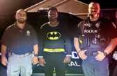 Dans son pyjama Batman, il déjoue un cambriolage en Floride et arrête le suspect avant l’arrivée de la police
