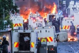Belfast : une centaine de manifestants dispersés à l’aide de canons à eau lors d’une nouvelle nuit de protestations anti-immigrés