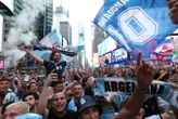 Espagne-Argentine : les spectaculaires images des milliers de supporters argentins réunis à Times Square avant la finale