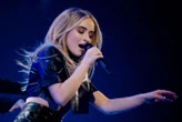 « Il croit que je l’attends » : Sabrina Carpenter accuse un homme d’avoir tenté d’entrer chez elle à plusieurs reprises