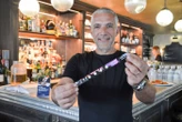 « En 10 secondes, le client est fixé » : un restaurateur de La Rochelle investit dans des bracelets de dépistage du GHB