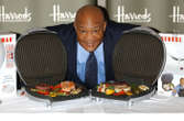 Mort de George Foreman : comment l’ancien boxeur a-t-il fait fortune dans les grills ?