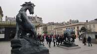 Paris : des bracelets anti-IVG posés sur les statues du musée d’Orsay en pleine nuit