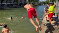 Canicule à Paris : le canal Saint-Martin transformé en piscine géante