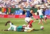 France-Sénégal : un pénalty aurait-il dû être accordé aux Bleus après le contact entre Sadio Mané et Kylian Mbappé ?