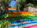 À Paris, les « escaliers LGBT », peints en blanc par des malfaiteurs homophobes, ont retrouvé leurs couleurs