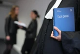 Une femme asperge d’essence son mari dans son sommeil, elle est déférée pour « violences avec arme sur conjoint »