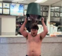 « Un farceur des réseaux sociaux » : un TikTokeur de 21 ans arrêté à New York après s’être déversé de la nourriture dessus