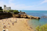 Biarritz : un pan de falaise s’effondre près d’une plage, deux plongeurs recherchés