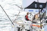 Vendée Globe : les images impressionnantes de Sébastien Simon en train de réparer son mât à 15 m de hauteur