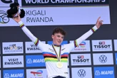 « Une chute assez effrayante » : le champion du monde junior Harry Hudson violemment percuté par une moto en Espagne
