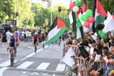 Vuelta : la vidéo des manifestants propalestiniens traversant la route pendant le passage des coureurs