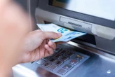 Un passant trouve 500 euros oubliés dans un distributeur et les remet à la police