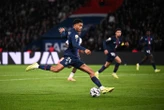 PSG-Strasbourg : la vidéo du but de l’égalisation inscrit en deux temps par Senny Mayulu, encore efficace
