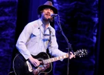 Le chanteur de country Todd Snider, hospitalisé après une « violente agression », annule sa tournée