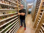 « Ça peut prendre de la place dans la valise » : en Auvergne, ce collectionneur possède plus de 28 000 mignonnettes