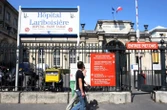 Paris : en garde à vue, une femme enceinte de 8 mois s’échappe de l’hôpital Lariboisière en s’aidant d’un drap