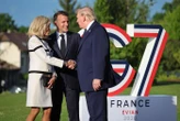 « Qu’est-ce qu’elle lui a dit ? » : la longue poignée de main entre Donald Trump et Brigitte Macron au G7 suscite l’interrogation
