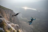 « Elle l’attendait en bas, mais il n’est jamais arrivé » : un homme de 42 ans meurt écrasé en base jump sous les yeux de sa femme