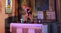 Une humoriste simule un acte de masturbation lors d’un stand-up dans une église basque, le diocèse crie au « sacrilège »