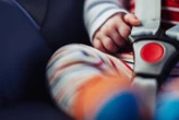 Un bébé de 6 mois meurt de chaud après avoir été laissé seul dans une voiture, les autorités tirent la sonnette d’alarme