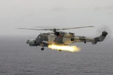 Un hélicoptère de la Royal Navy s’écrase dans un champ au Royaume-Uni, les secours sur place