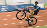 150 km à vélo sur une roue arrière : un étudiant de Troyes bat un record du monde d’endurance