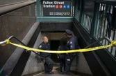 Un homme se fait pousser délibérément sur les rails du métro à New York et échappe à la mort