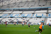 PSG-OM : chants et fumigènes… les images de l’entraînement public des Marseillais au Vélodrome