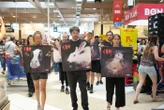 « 100 millions d’animaux tués pour l’enseigne » : Action coup de poing de L214 dans le plus grand Carrefour de France