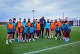 PSG : quand Teddy Riner, bras en écharpe, joue au football avec les féminines et les espoirs du club