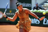 Roland-Garros : robe noire, jupe scintillante… La nouvelle tenue extravagante de Naomi Osaka pour son entrée sur le court