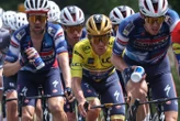 Critérium du Dauphiné : les images de la chute du leader Remco Evenepoel à 1 km de l’arrivée de la 5e étape