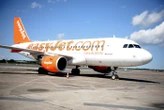 Un véhicule heurte un avion Airbus d’EasyJet sur la piste de Manchester, le vol retardé