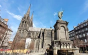 « Le plâtre tombe, des trous apparaissent » : rongée par la pluie, la cathédrale de Clermont-Ferrand vit une lente agonie