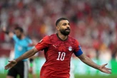 Mohamed Salah danse au milieu des supporters égyptiens après la première victoire de son pays en Coupe du monde