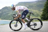 Tour de l’Ain : la vidéo de l’improbable chute de Jordan Jegat envoyé dans le fossé par une vague des Visma