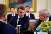 « Poutine veut faire un accord pour moi » : la petite phrase de Trump à Macron captée avant le sommet sur l’Ukraine