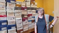 Son magasin ferme :  : il cède 600 paires de chaussures neuves à la Croix-Rouge