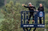 PSG : les images de Luis Enrique qui supervise l’entraînement depuis une plate-forme