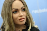 Une entreprise connue pour ses poupées sexuelles : la présence d’un robot humanoïde en classe provoque un tollé aux États-Unis