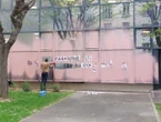 Paris : la façade d’une école de journalisme dégradée