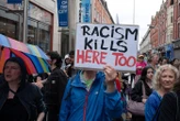 « Il faut que justice soit faite » : manifestation à Dublin après la mort d’un Congolais immobilisé par des agents de sécurité