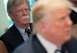 « C’est un sale type » : John Bolton, un ancien conseiller de Trump désormais opposant, lui aussi poursuivi par la justice